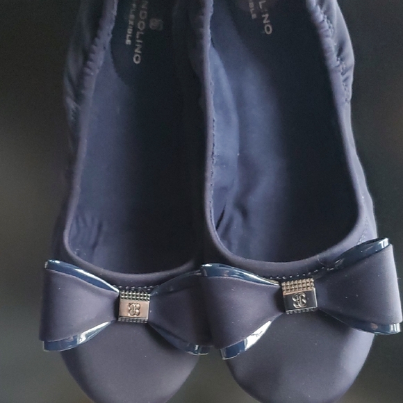 Bandolino Women's Navy Flats with Bow Accent - Picture 3 of 5